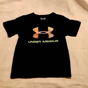 Under Armour boys size 4 heat gear black short sleeved shirt,